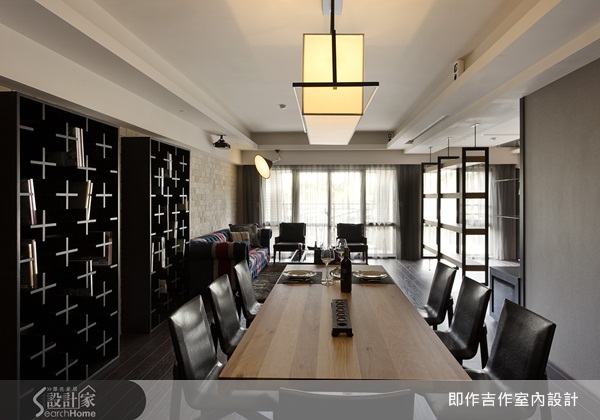 劉嘉雯與即作吉作設計團隊運用訂製家具工廠製作現場組