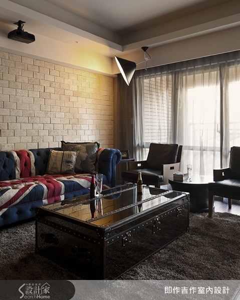 劉嘉雯與即作吉作設計團隊運用訂製家具工廠製作現場組