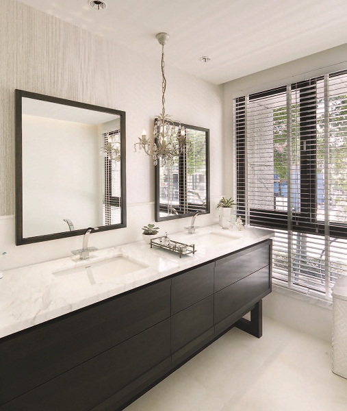 相較於附著在木材表面的木器漆,藉由漆膜來阻絕外來的