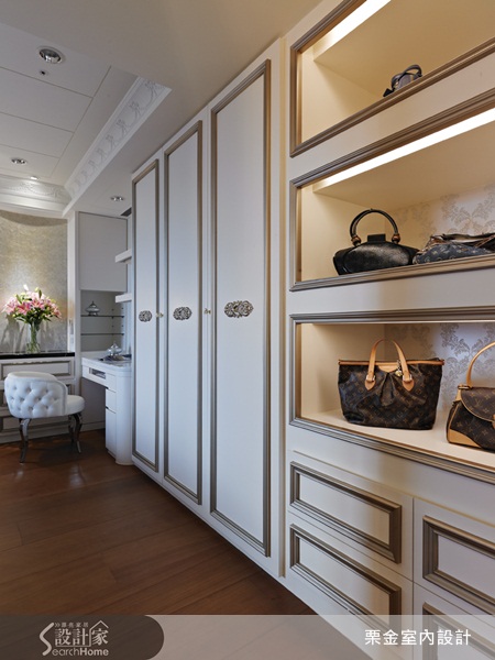 新古典空間因為有著古典風格的穩重但同時兼有現代風格