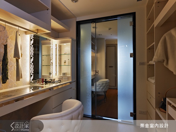 新古典空間因為有著古典風格的穩重但同時兼有現代風格