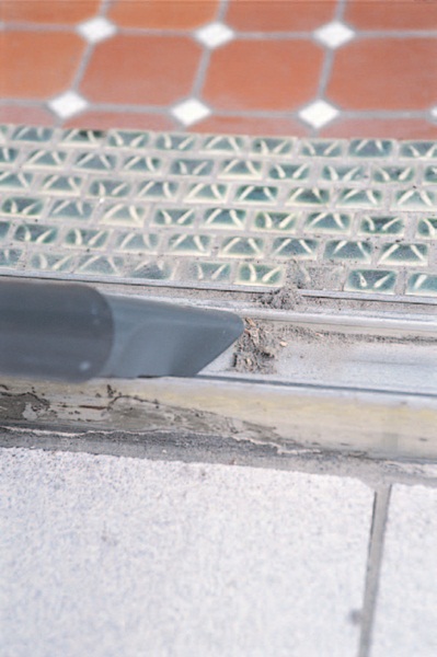 窗戶軌道上的灰塵非陳年的污垢時，利用烤肉刷等軟毛刷