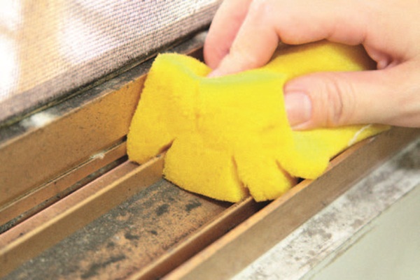 窗戶軌道上的灰塵非陳年的污垢時，利用烤肉刷等軟毛刷