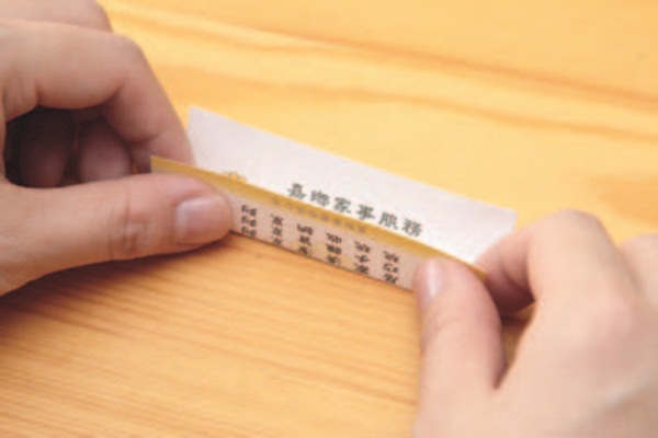 窗戶軌道上的灰塵非陳年的污垢時，利用烤肉刷等軟毛刷