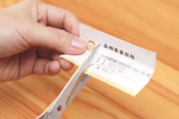 窗戶軌道上的灰塵非陳年的污垢時，利用烤肉刷等軟毛刷