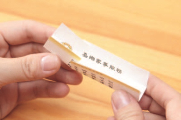 窗戶軌道上的灰塵非陳年的污垢時，利用烤肉刷等軟毛刷