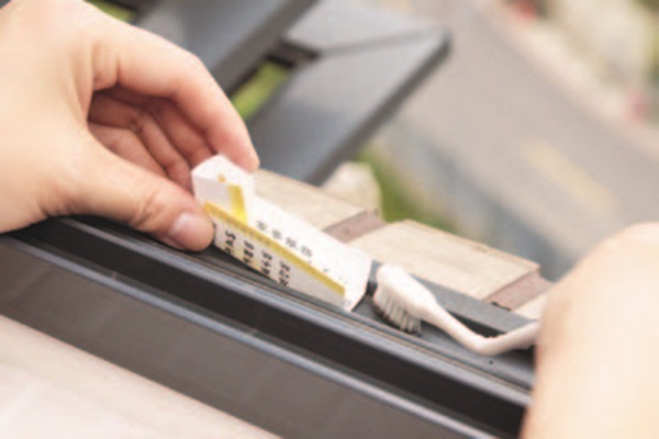 窗戶軌道上的灰塵非陳年的污垢時，利用烤肉刷等軟毛刷