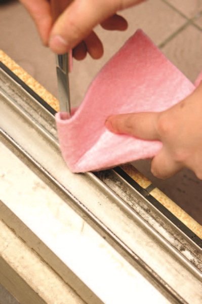 窗戶軌道上的灰塵非陳年的污垢時，利用烤肉刷等軟毛刷