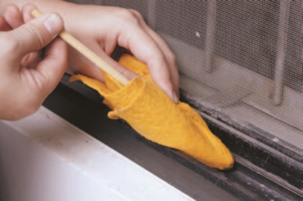 窗戶軌道上的灰塵非陳年的污垢時，利用烤肉刷等軟毛刷