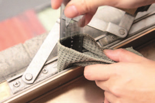 窗戶軌道上的灰塵非陳年的污垢時，利用烤肉刷等軟毛刷