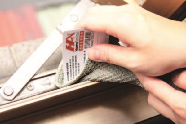 窗戶軌道上的灰塵非陳年的污垢時，利用烤肉刷等軟毛刷