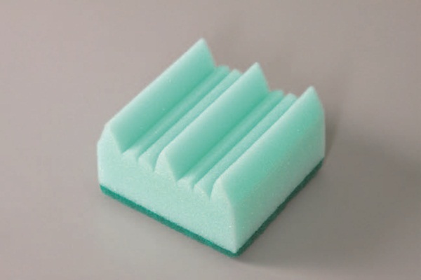 窗戶軌道上的灰塵非陳年的污垢時，利用烤肉刷等軟毛刷