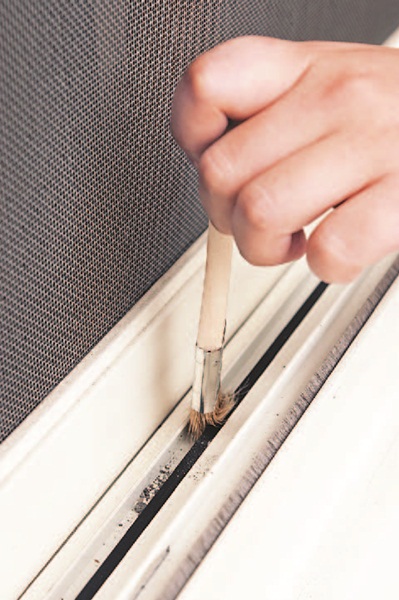 窗戶軌道上的灰塵非陳年的污垢時，利用烤肉刷等軟毛刷