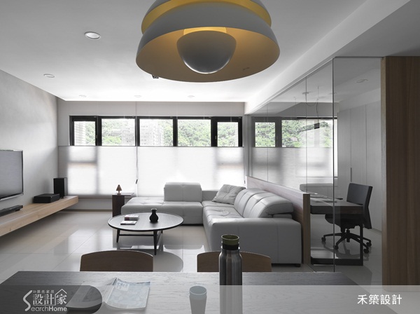 禾築設計運用中性灰色調、木質工法及穿透材質，並使用