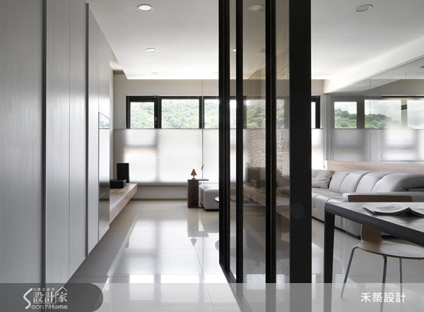 禾築設計運用中性灰色調、木質工法及穿透材質，並使用