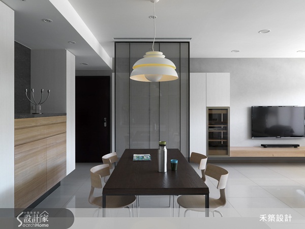 禾築設計運用中性灰色調、木質工法及穿透材質，並使用