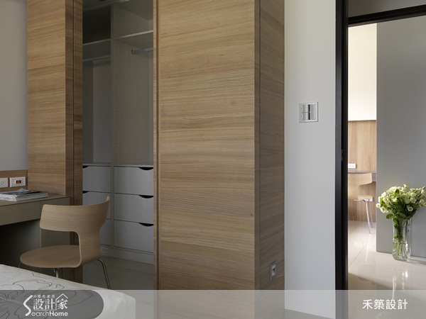 禾築設計運用中性灰色調、木質工法及穿透材質，並使用