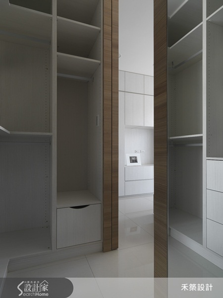 禾築設計運用中性灰色調、木質工法及穿透材質，並使用