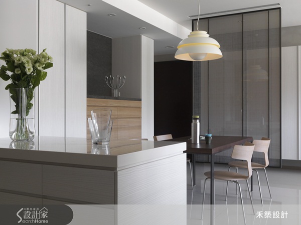 禾築設計運用中性灰色調、木質工法及穿透材質，並使用
