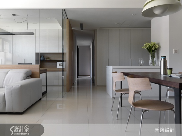 禾築設計運用中性灰色調、木質工法及穿透材質，並使用