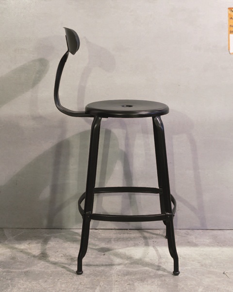 在挑高、寬敞的Loft空間裡要深具個性化,家具傢飾的搭