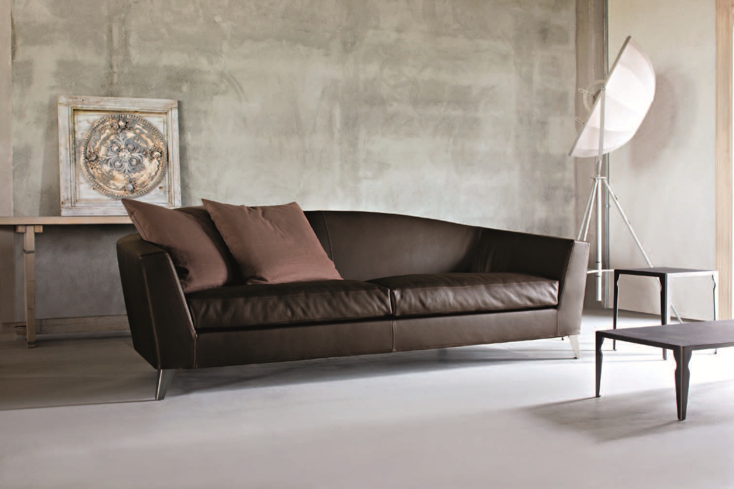 椅身以壓克力塑造成型，質輕好清理，一體成型椅背和椅