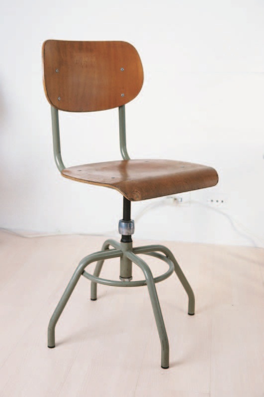 椅身以壓克力塑造成型，質輕好清理，一體成型椅背和椅