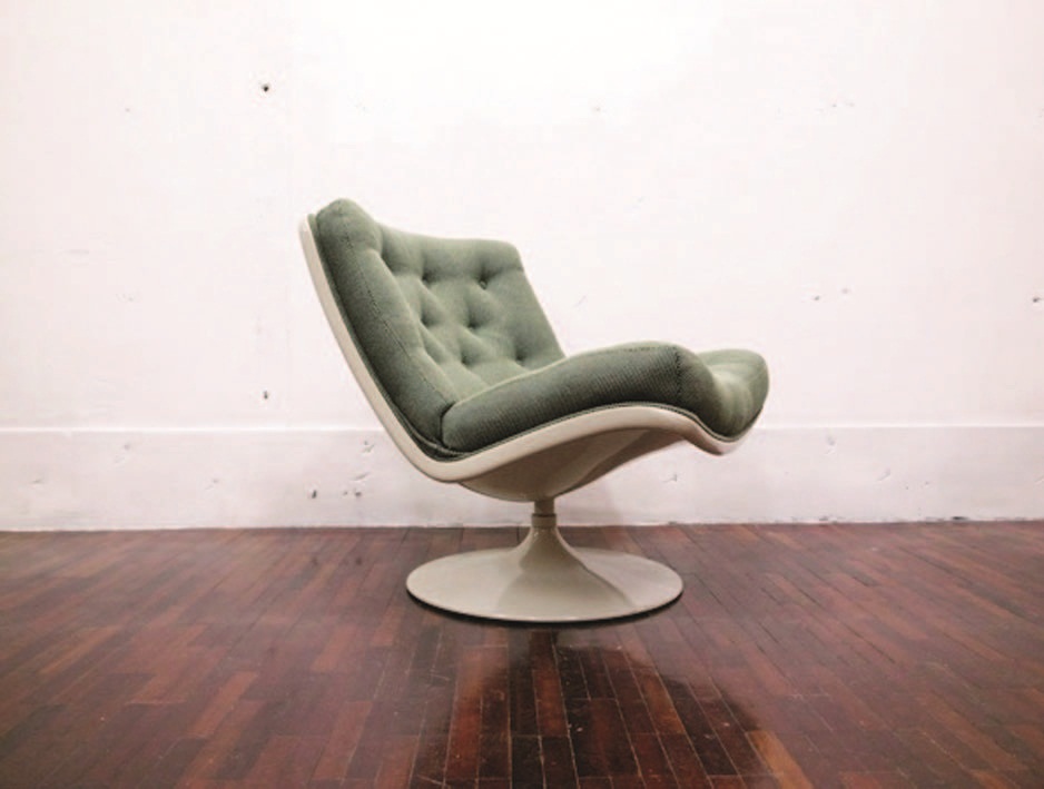 椅身以壓克力塑造成型，質輕好清理，一體成型椅背和椅