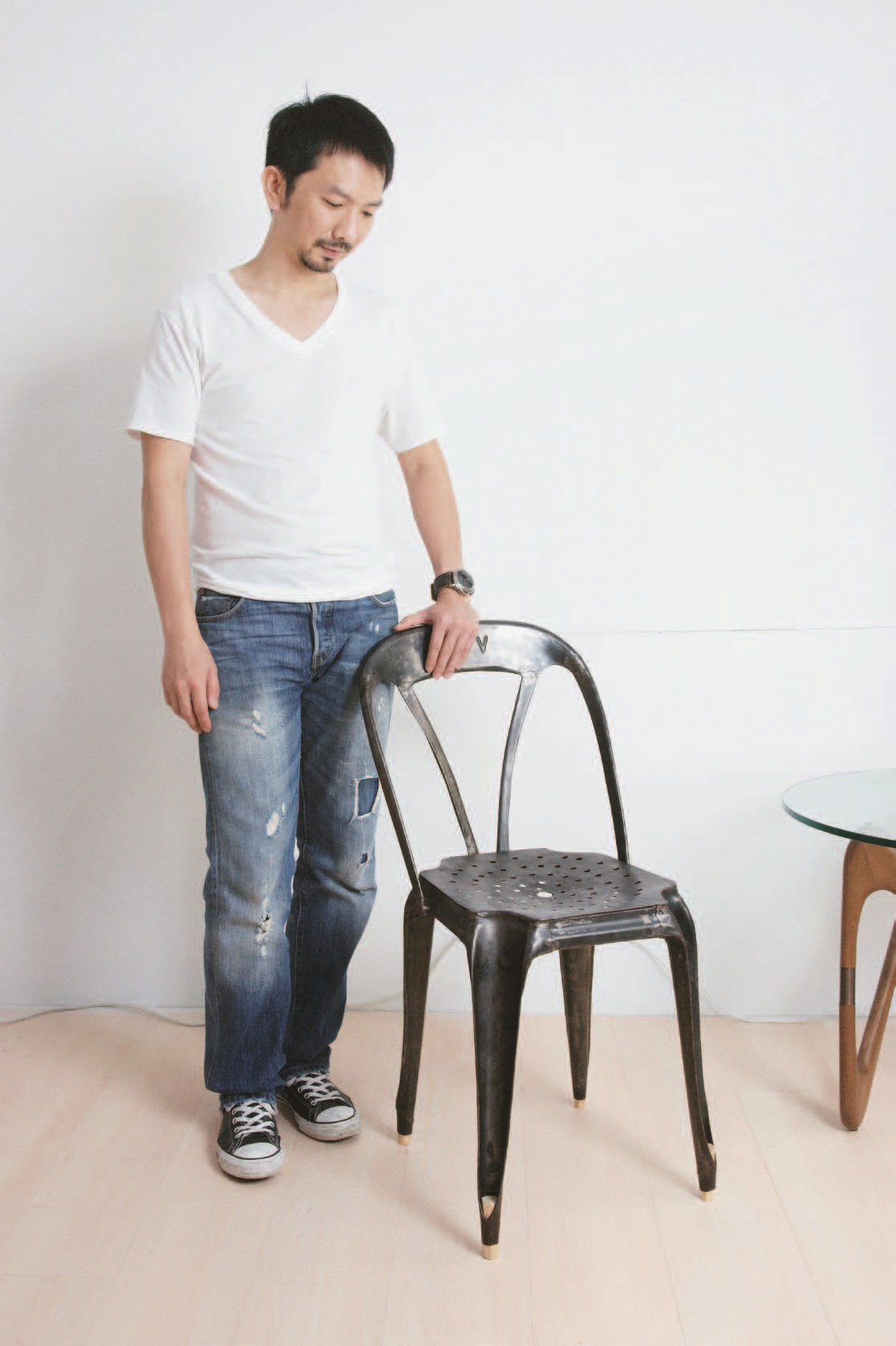 椅身以壓克力塑造成型，質輕好清理，一體成型椅背和椅