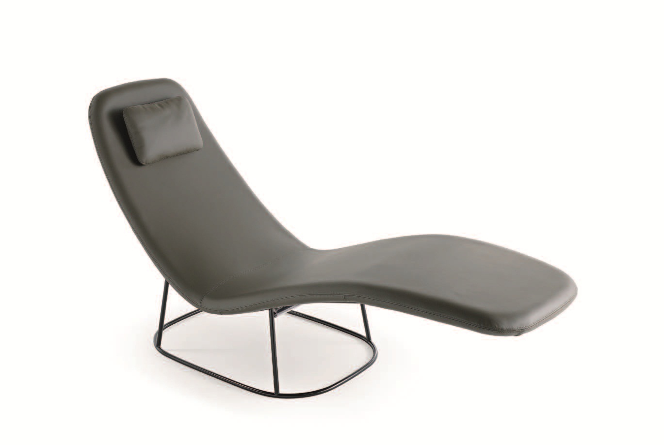 椅身以壓克力塑造成型，質輕好清理，一體成型椅背和椅