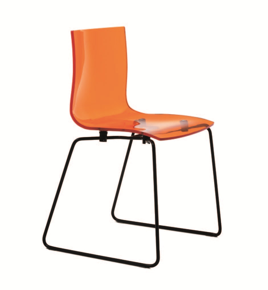 椅身以壓克力塑造成型，質輕好清理，一體成型椅背和椅