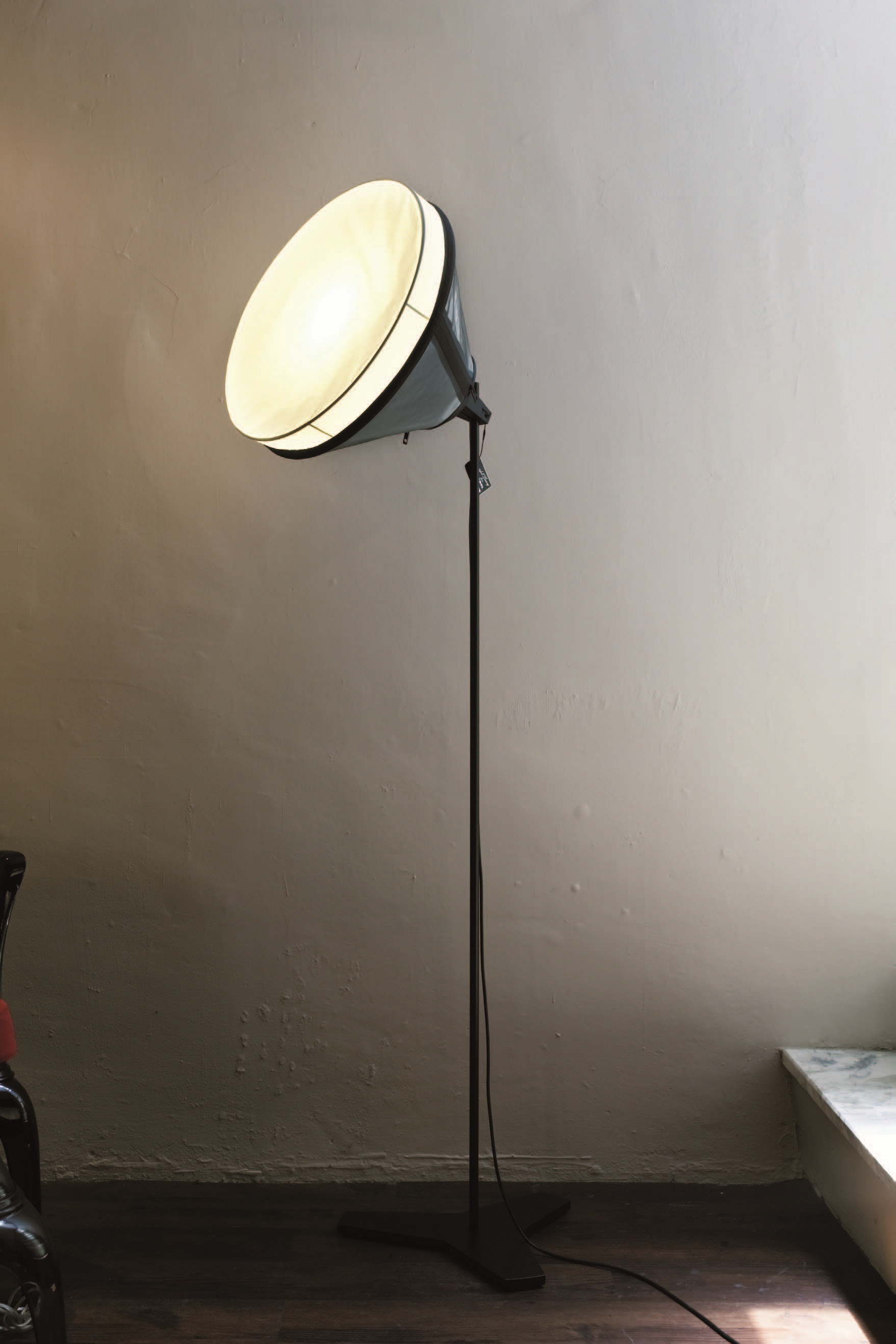 椅身以壓克力塑造成型，質輕好清理，一體成型椅背和椅