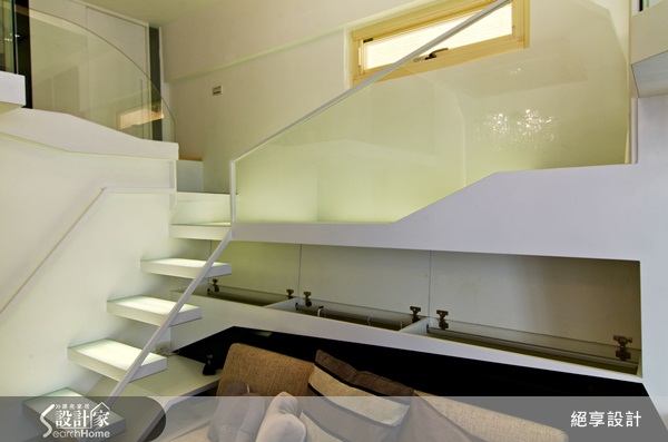 在心理學,白色給人一種純潔、純粹及潔淨的感覺,而在