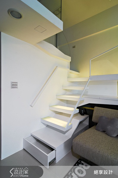 在心理學,白色給人一種純潔、純粹及潔淨的感覺,而在