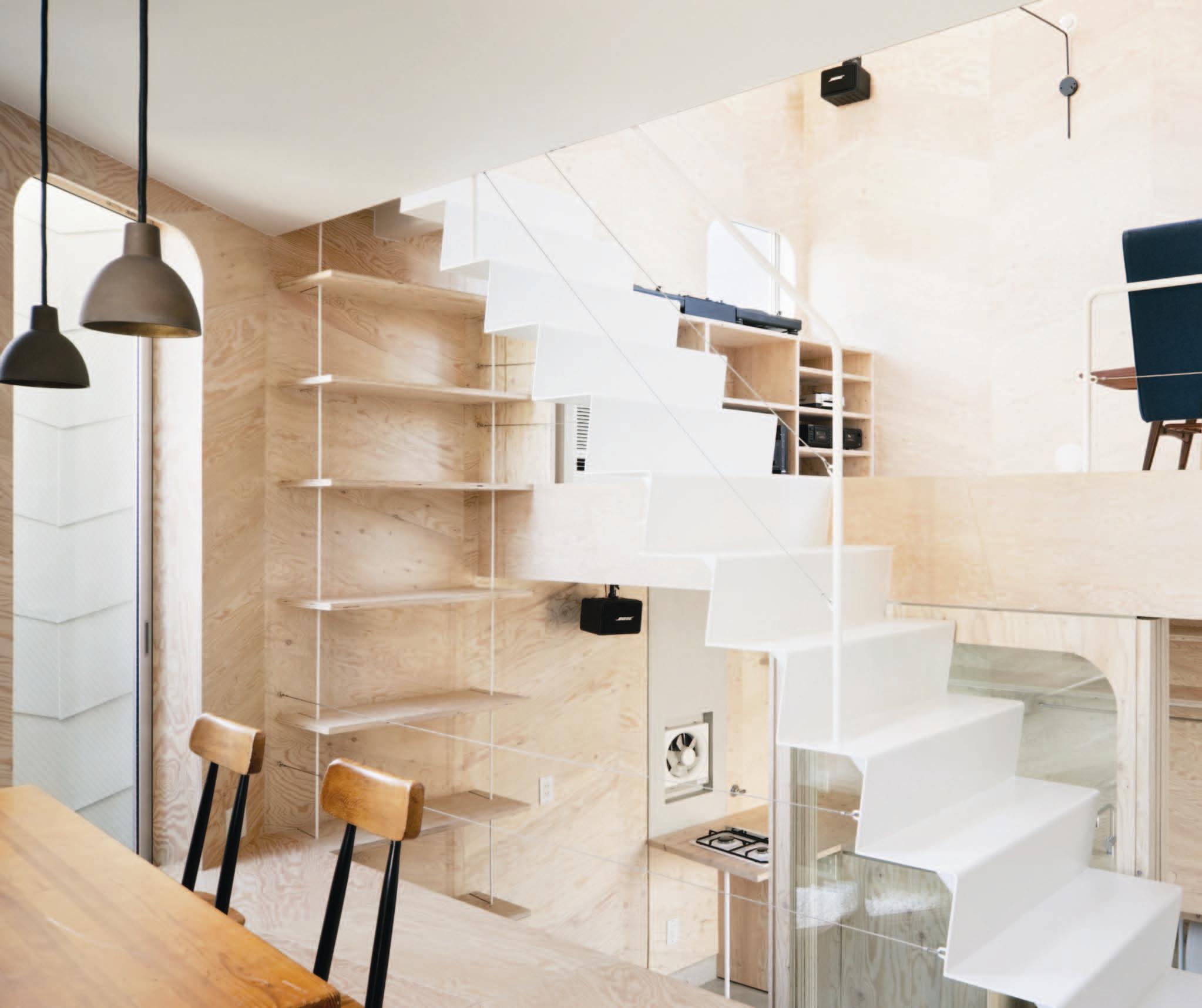 在一樓餅乾店和客人閒話家常後，到一樓半的小廚房兼餐