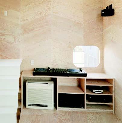 在一樓餅乾店和客人閒話家常後,到一樓半的小廚房兼餐