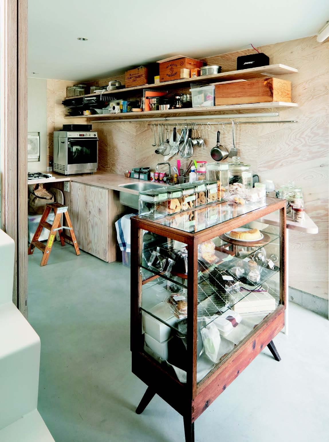 在一樓餅乾店和客人閒話家常後,到一樓半的小廚房兼餐