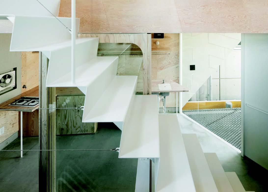 在一樓餅乾店和客人閒話家常後,到一樓半的小廚房兼餐