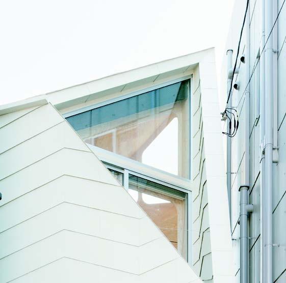 在一樓餅乾店和客人閒話家常後,到一樓半的小廚房兼餐