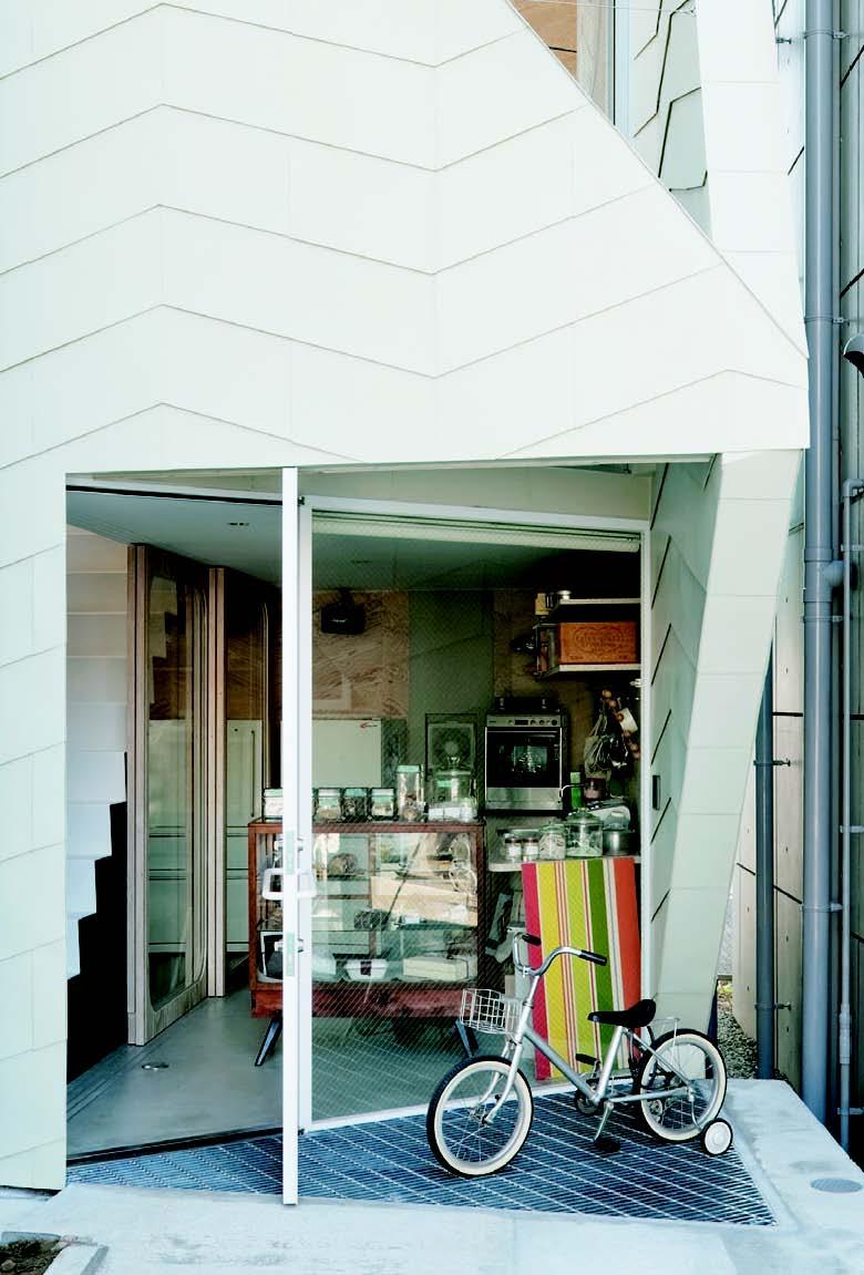 在一樓餅乾店和客人閒話家常後,到一樓半的小廚房兼餐