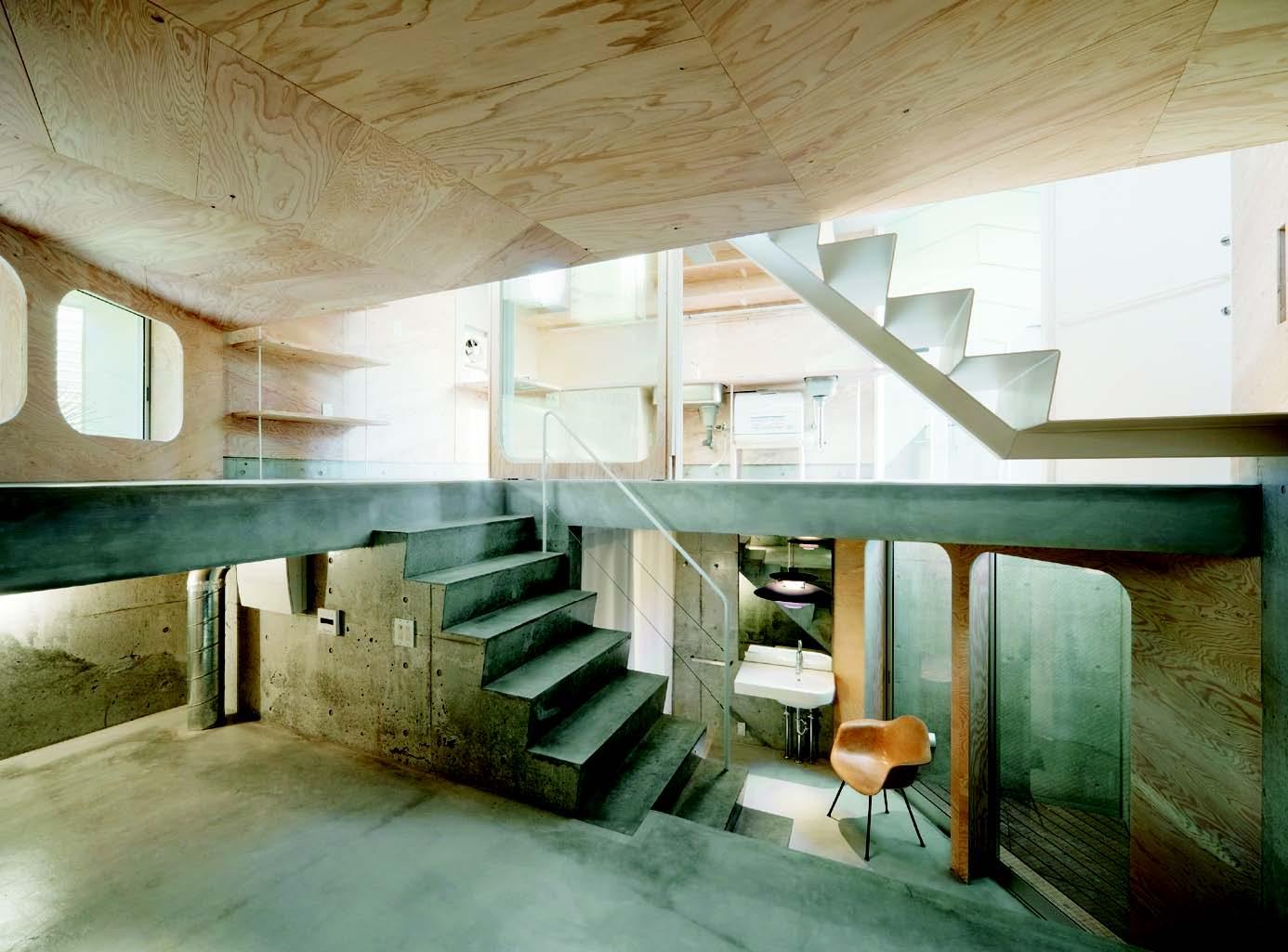 在一樓餅乾店和客人閒話家常後,到一樓半的小廚房兼餐