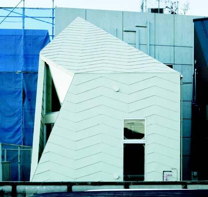 在一樓餅乾店和客人閒話家常後，到一樓半的小廚房兼餐