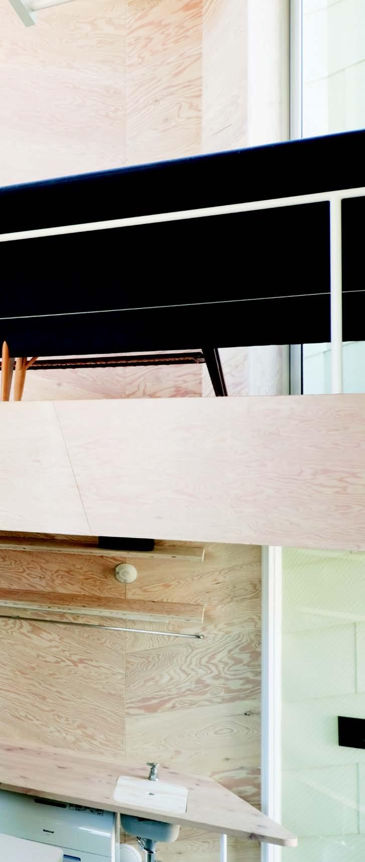 在一樓餅乾店和客人閒話家常後,到一樓半的小廚房兼餐