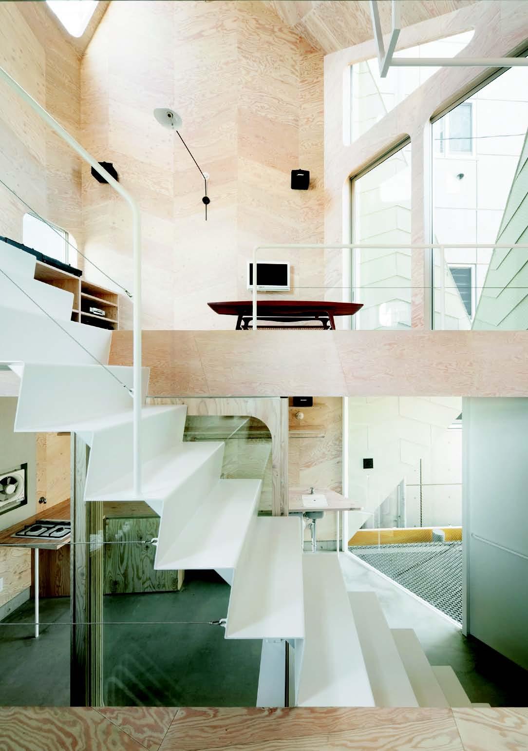 在一樓餅乾店和客人閒話家常後,到一樓半的小廚房兼餐