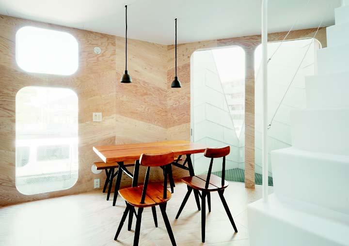 在一樓餅乾店和客人閒話家常後,到一樓半的小廚房兼餐