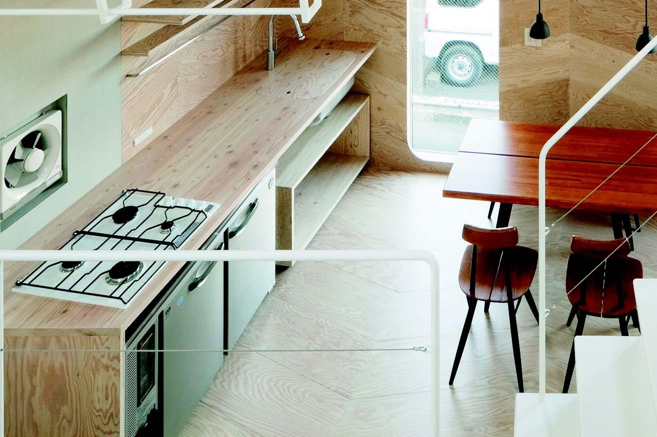 在一樓餅乾店和客人閒話家常後，到一樓半的小廚房兼餐