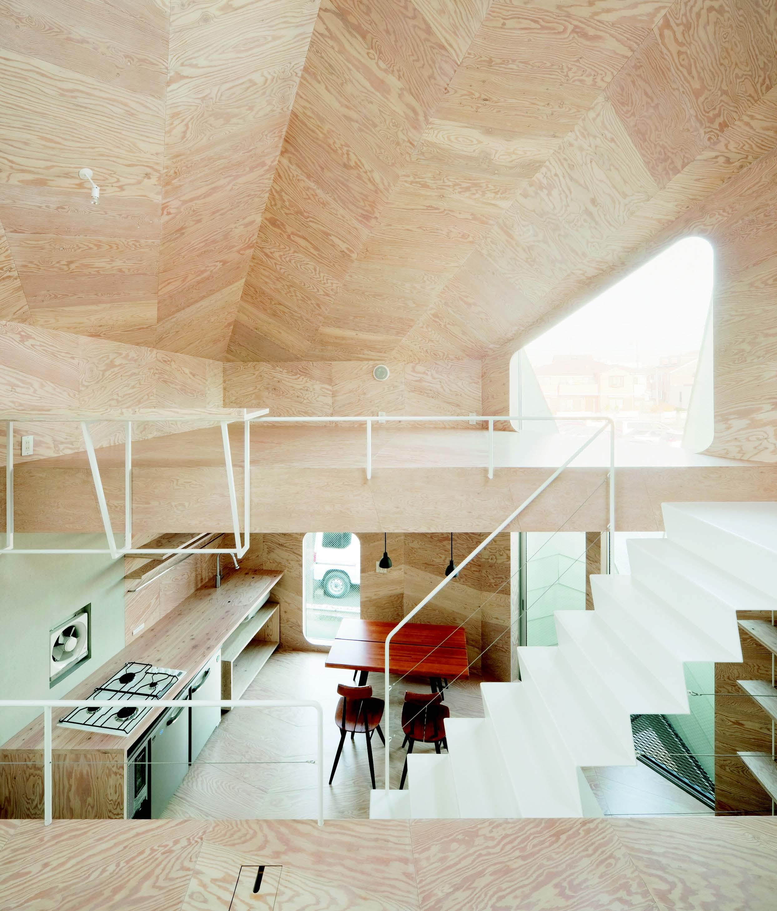 在一樓餅乾店和客人閒話家常後,到一樓半的小廚房兼餐