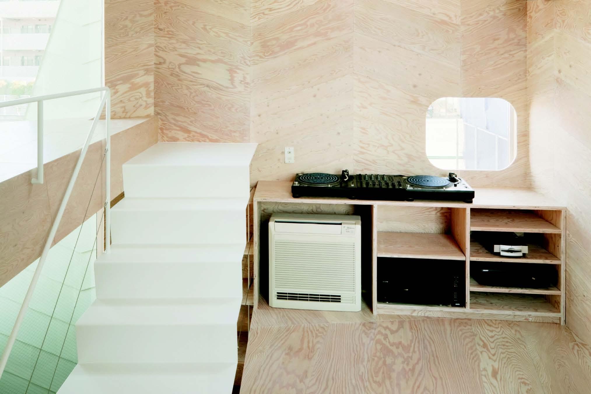 在一樓餅乾店和客人閒話家常後,到一樓半的小廚房兼餐