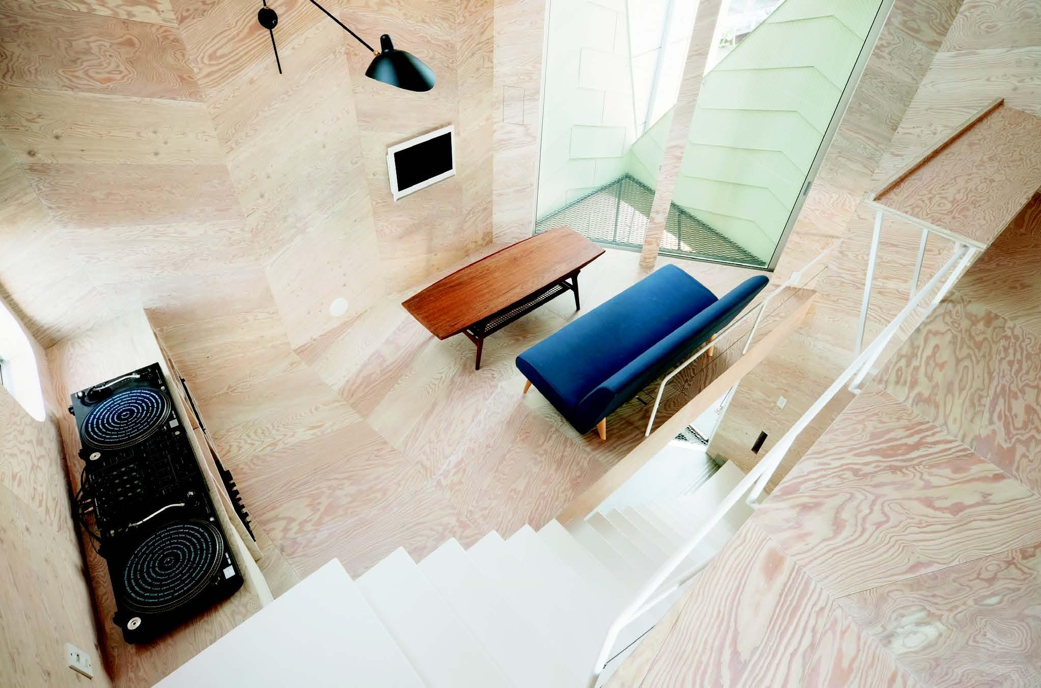 在一樓餅乾店和客人閒話家常後,到一樓半的小廚房兼餐