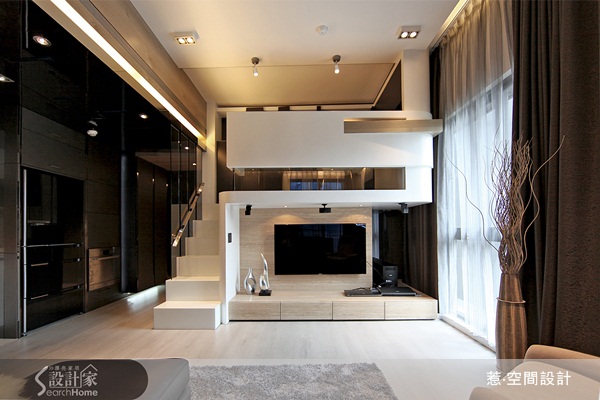 深色所創造出來的時尚浪潮，在服裝界裡萬年不敗，在居